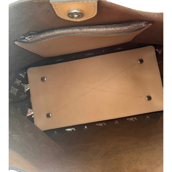 Louis Vuitton Luxary Hobo Bag in Carmel - Picture 7 of 8